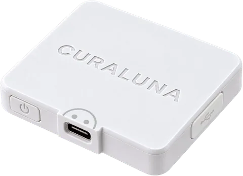 LUNA Inkontinenzsensor von Curaluna: kleines weißes Sensorgehäuse mit Einschaltknopf und USB-C-Anschluss
